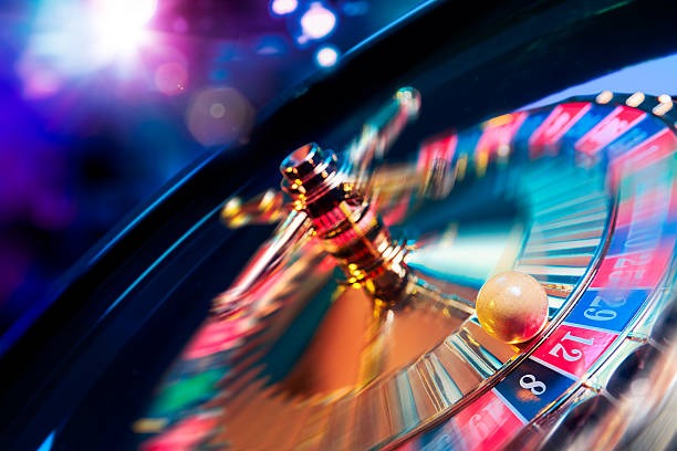 indowla platform showing Liga 1 football markets, live roulette table, and Aviator slot game